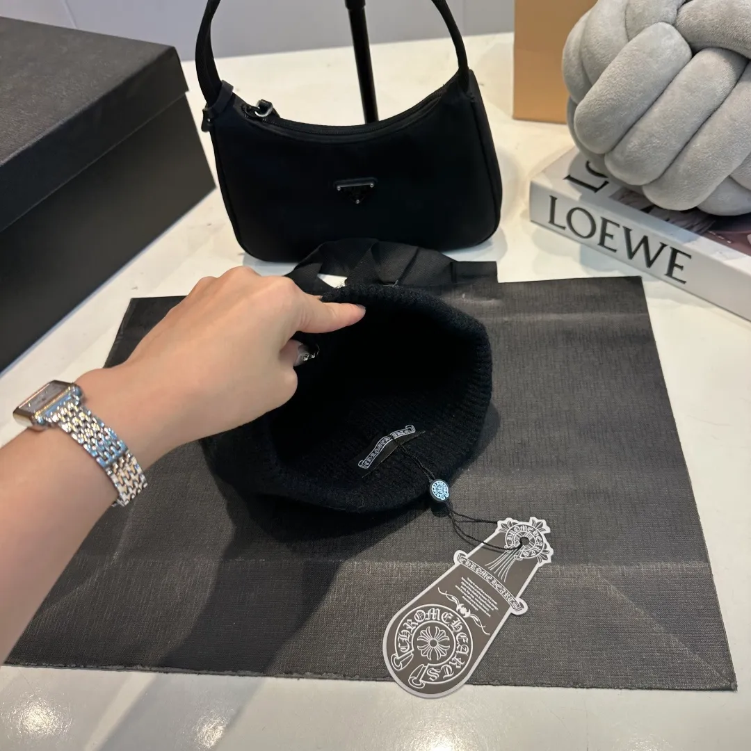 P56 Crow Heart Autumn and Winter Wool Knitted Beanie This must be a favorite of minimalism. It is clean, neat, fashionable and versatile, and will definitely not be picky about your face shape! A fashionable classic that lasts forever! Fashionable black and white can be purchased together